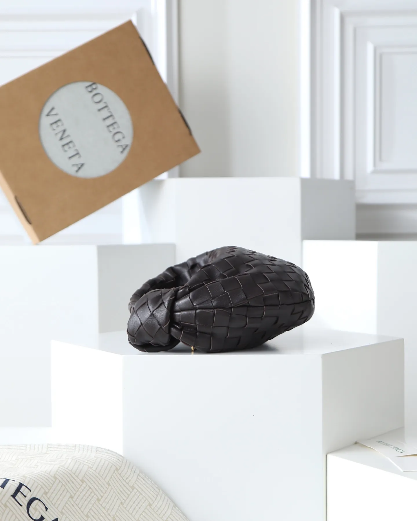 800. Bottega veneta͙.——-The latest braided and knotted hobo🔥 The top-grade lambskin leather is very soft, the bag shape is unique, practical and durable. It retains the traditional weaving elements while being a bit more flamboyant ~ Made of hand-woven sheepskin, zipper opening and closing, curved seamless structure, effortless to match. Highly recommended⚠️⚠️⚠️ The most high-end in the market🌈Welcome to compare [Factory complete package] size: 23x15x5cm.   Model: 651876